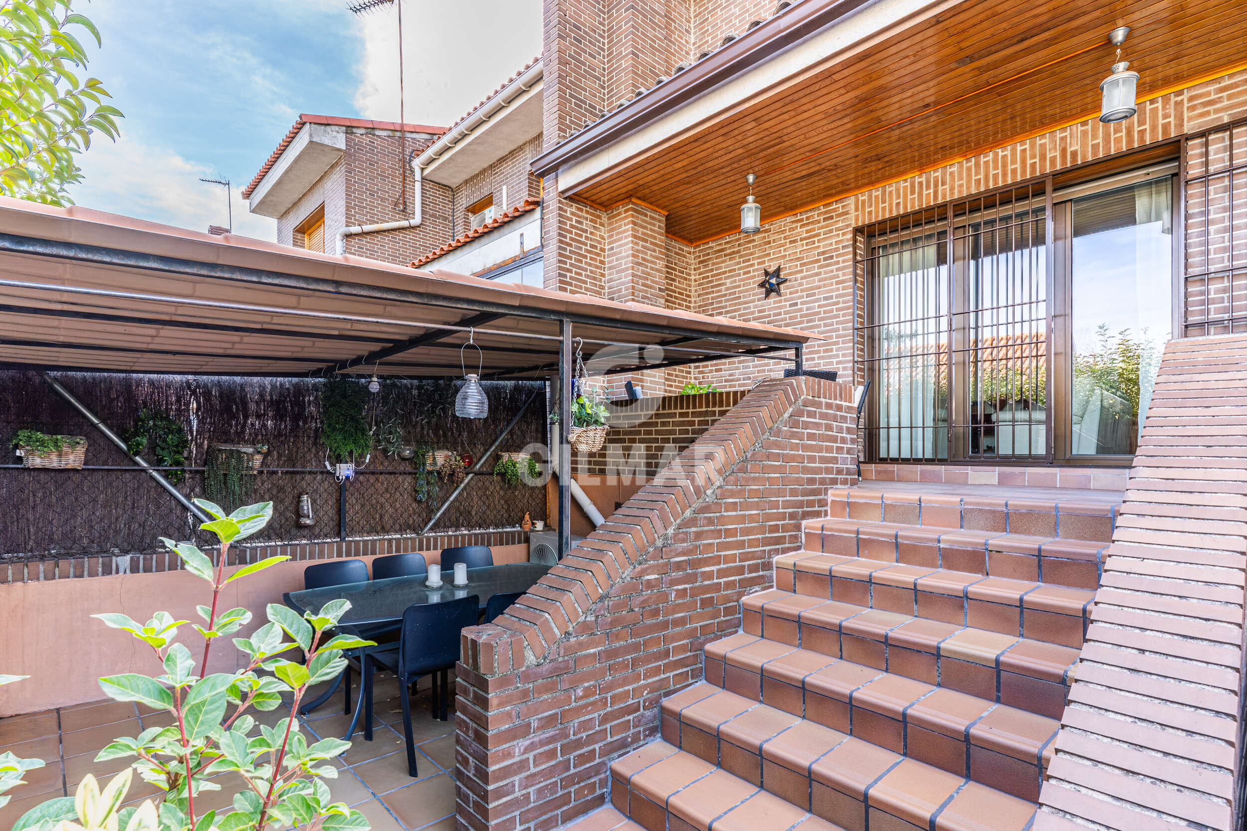 Photo of Semi-detached house