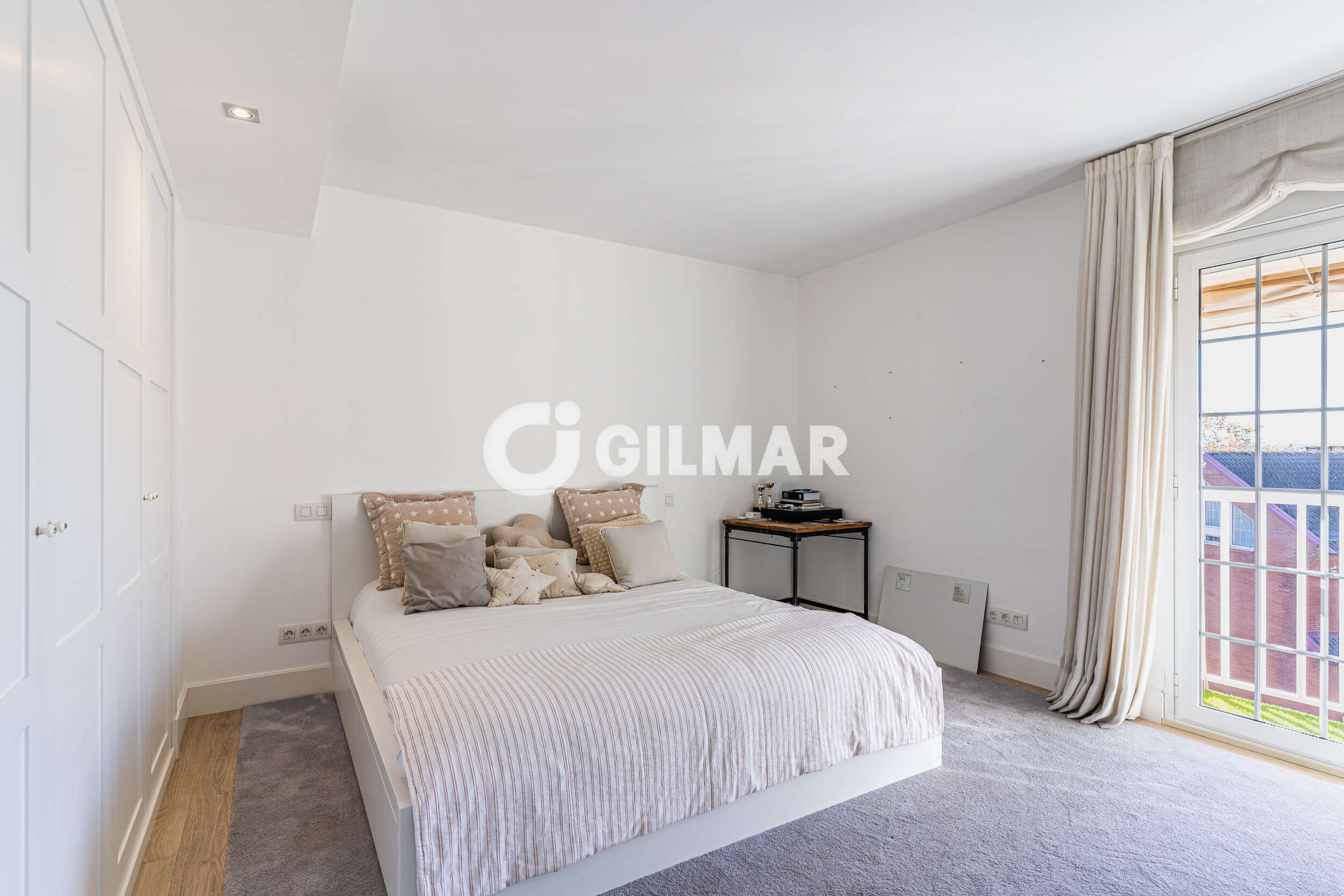 Photo of Semi-detached house