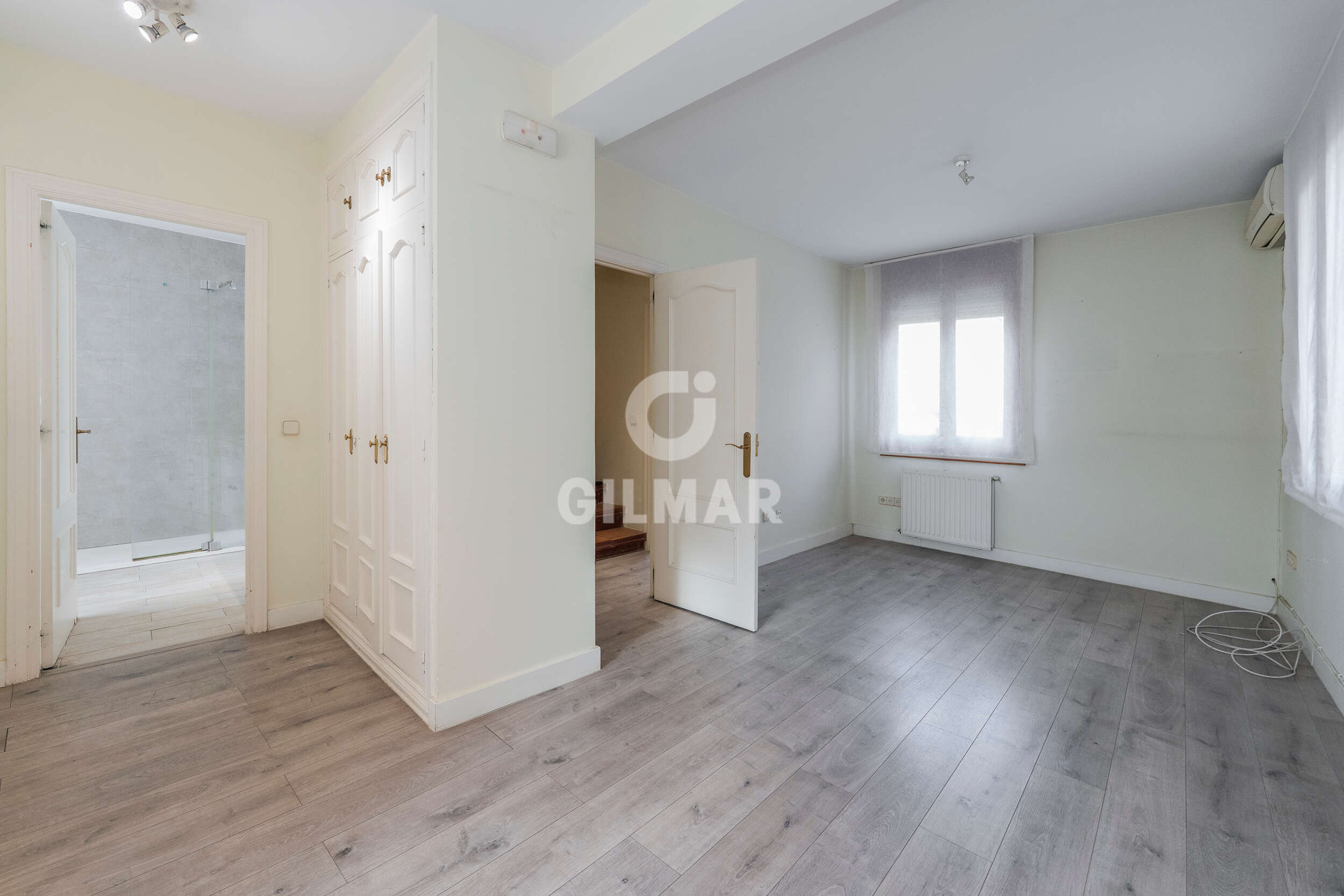 Photo of Semi-detached house