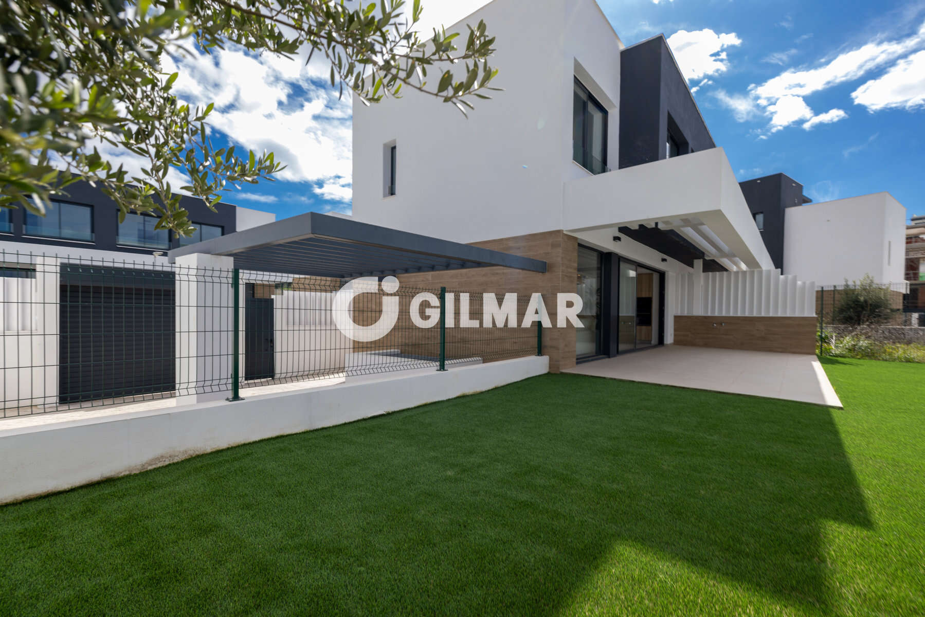 Photo of Semi-detached house