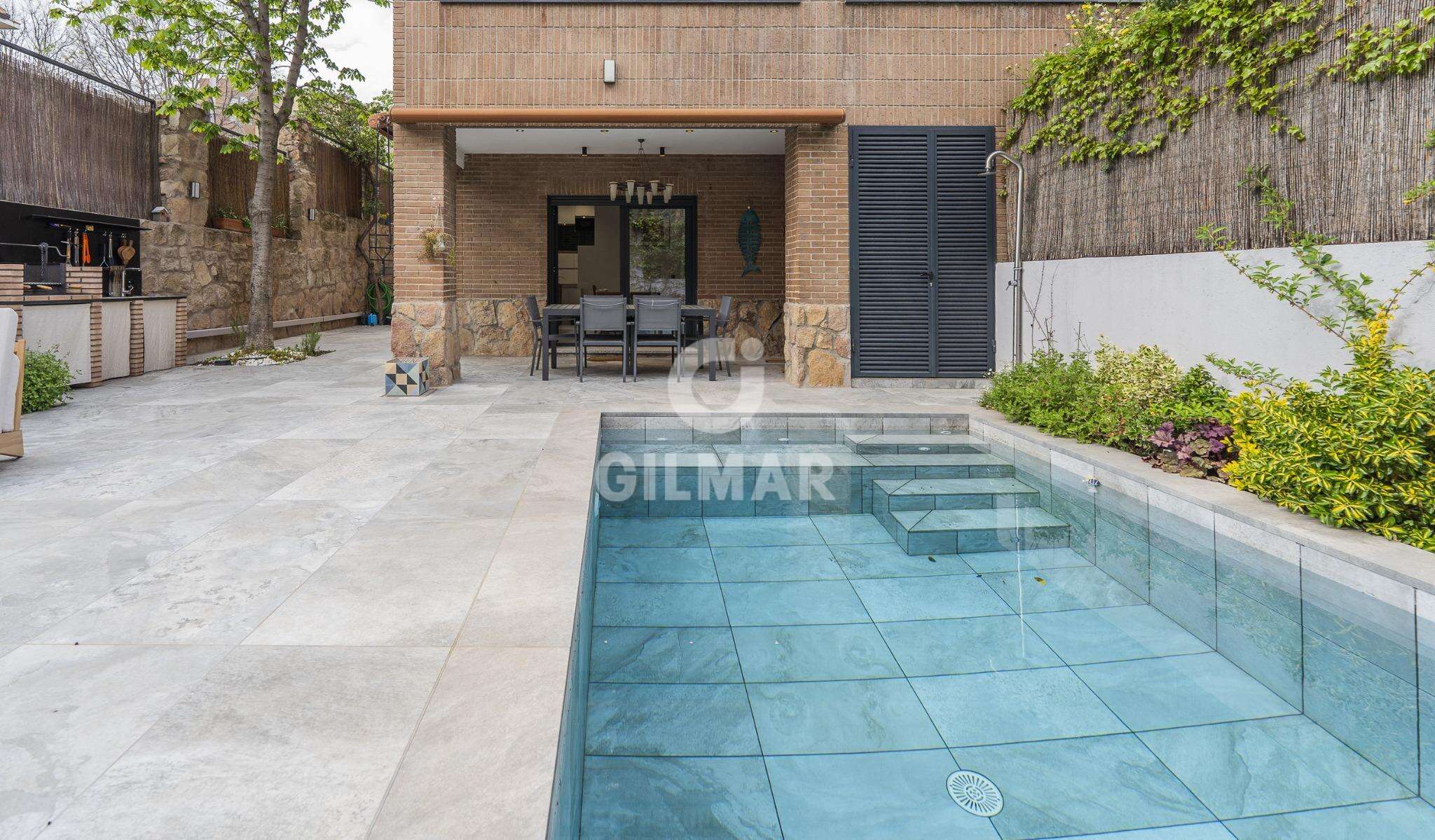 Photo of Semi-detached house