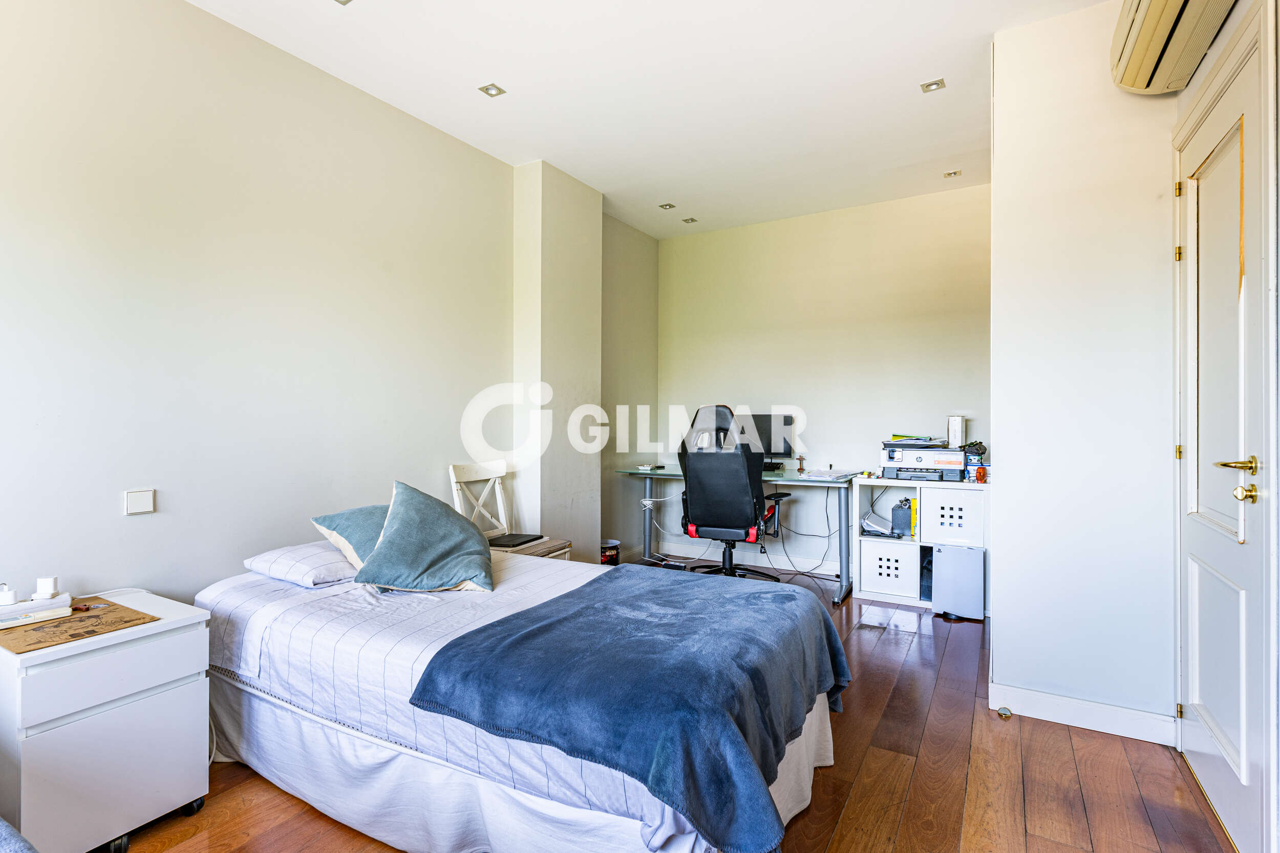 Photo of Semi-detached house