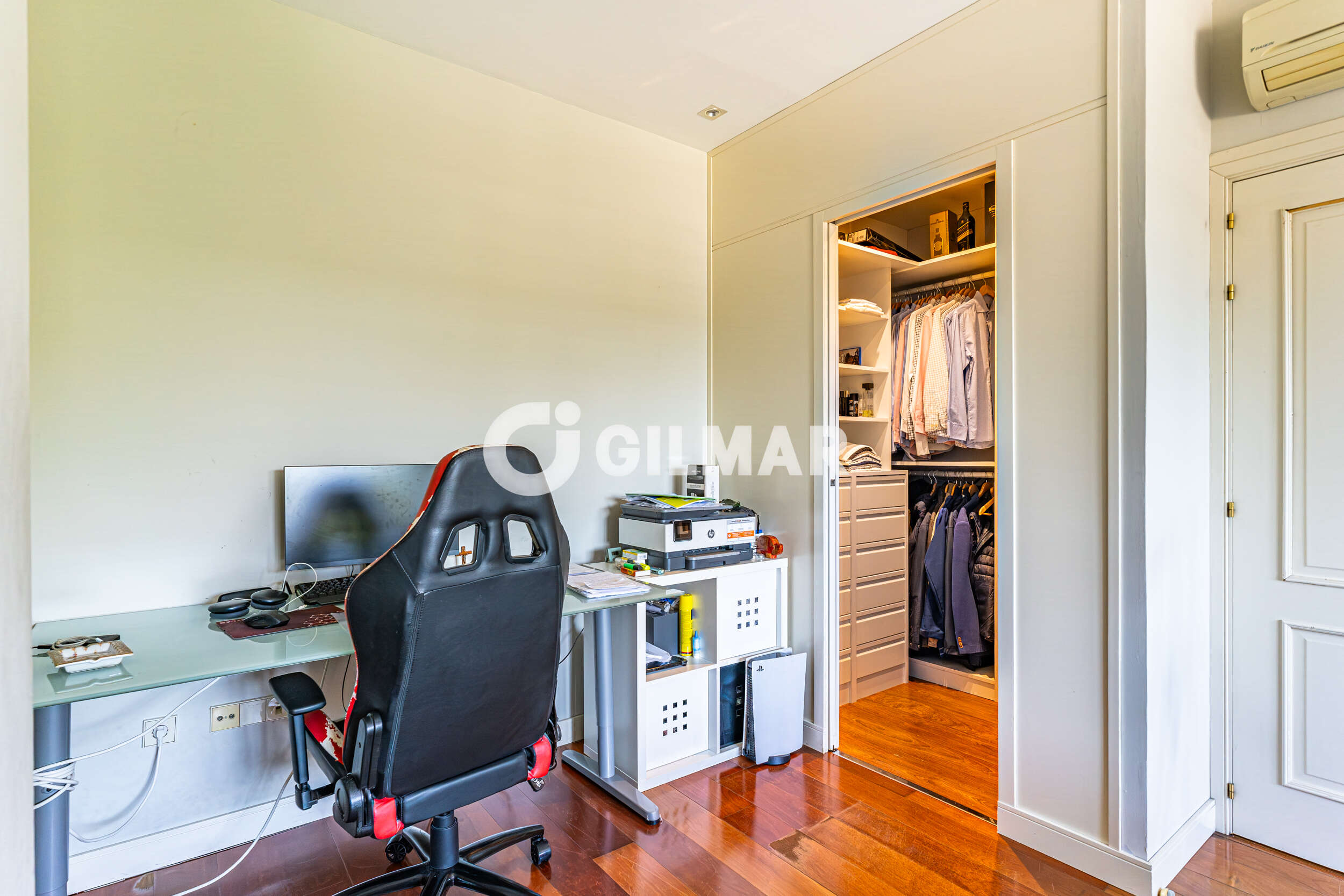 Photo of Semi-detached house