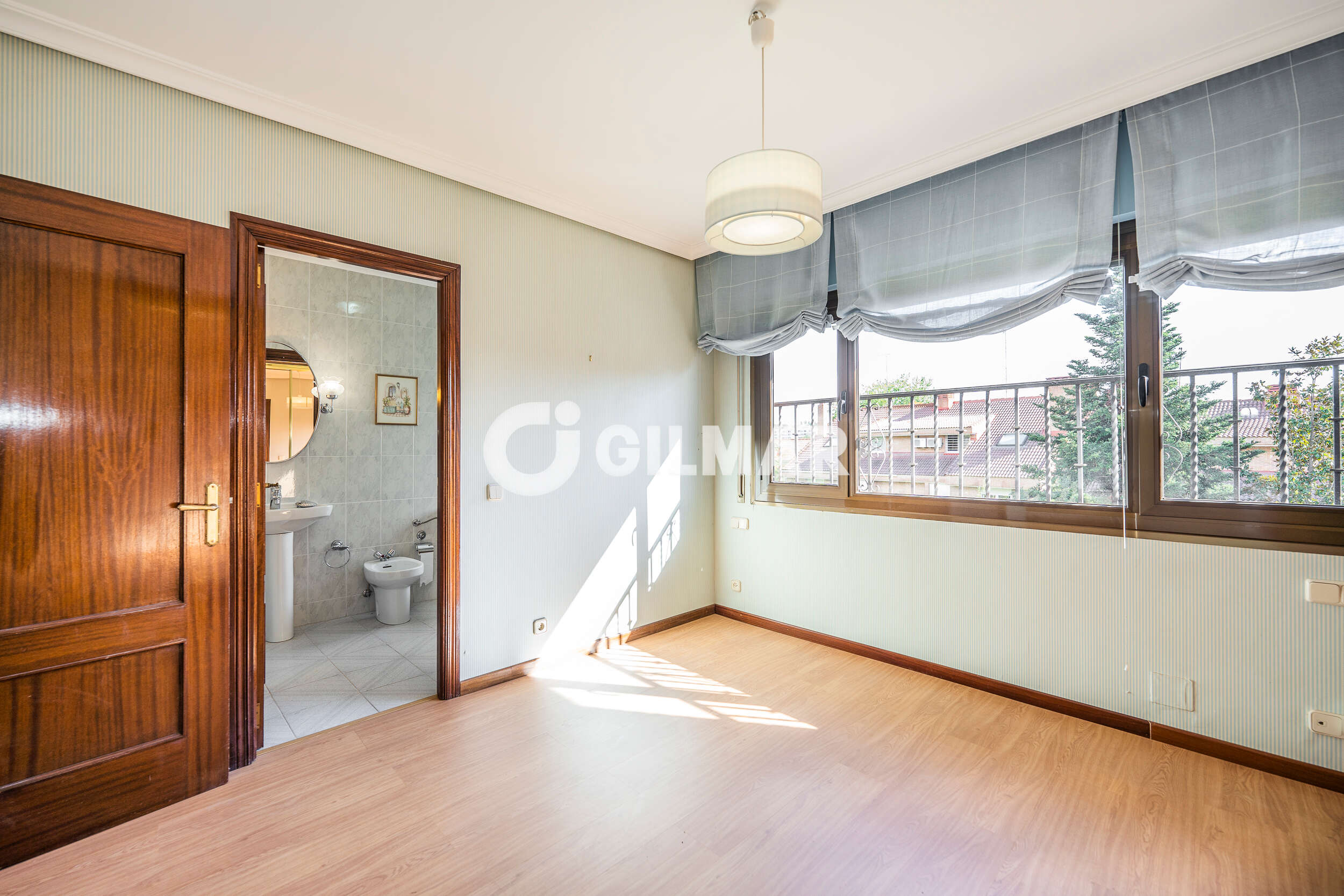 Photo of Semi-detached house