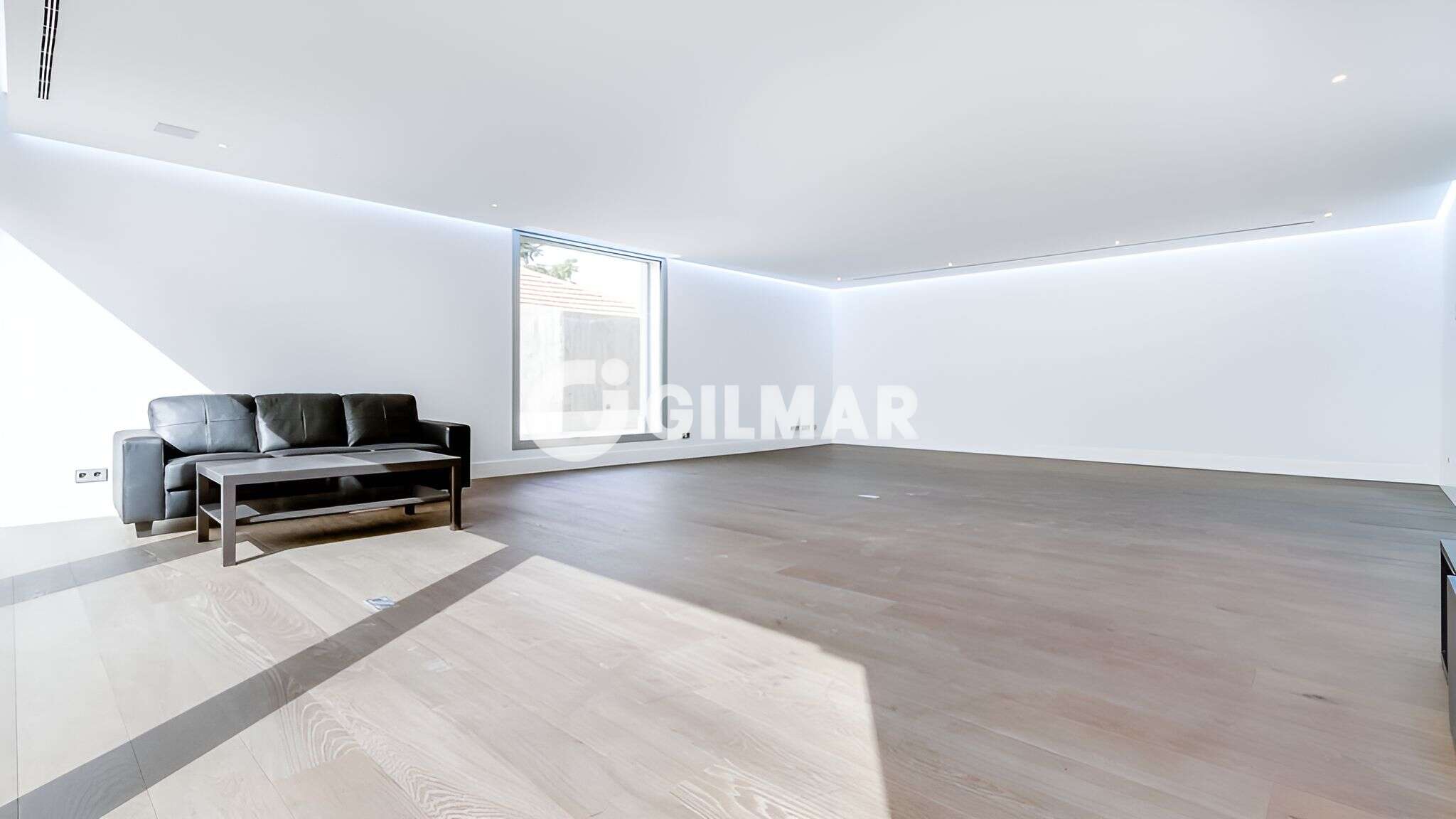 Photo of Semi-detached house