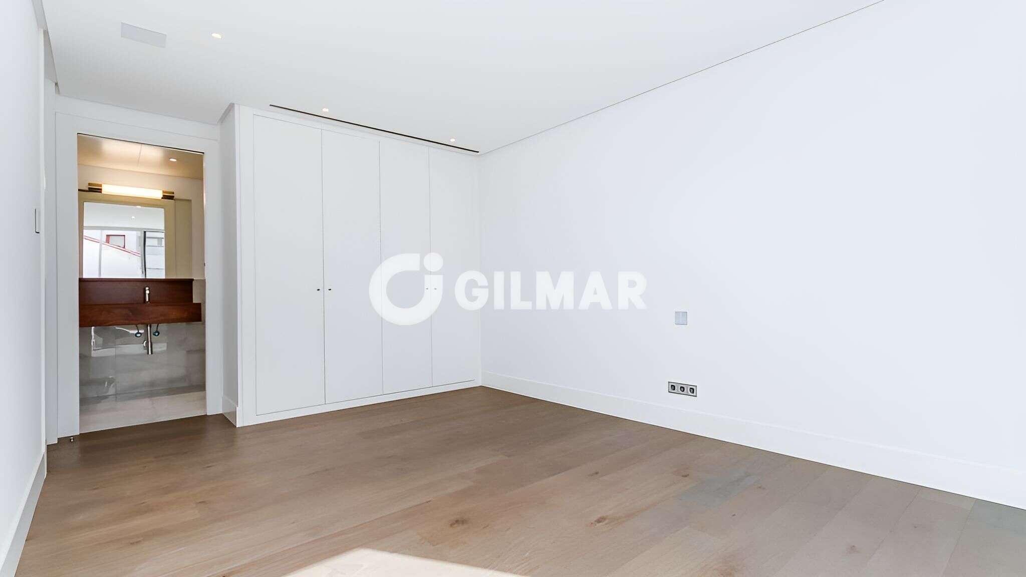 Photo of Semi-detached house