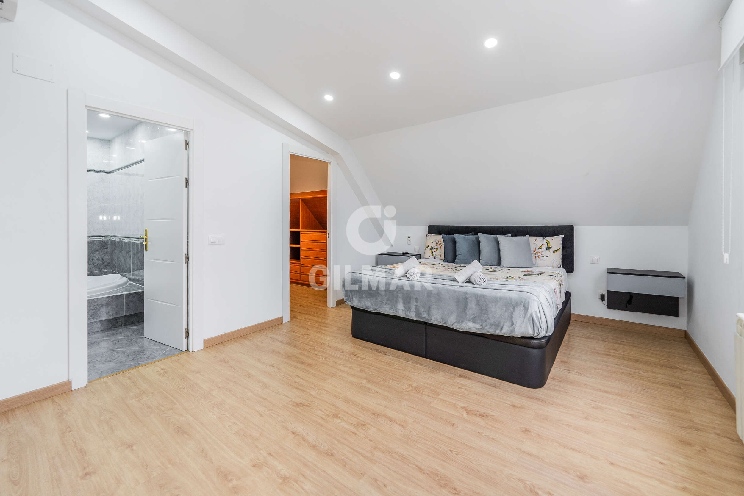 Photo of Semi-detached house