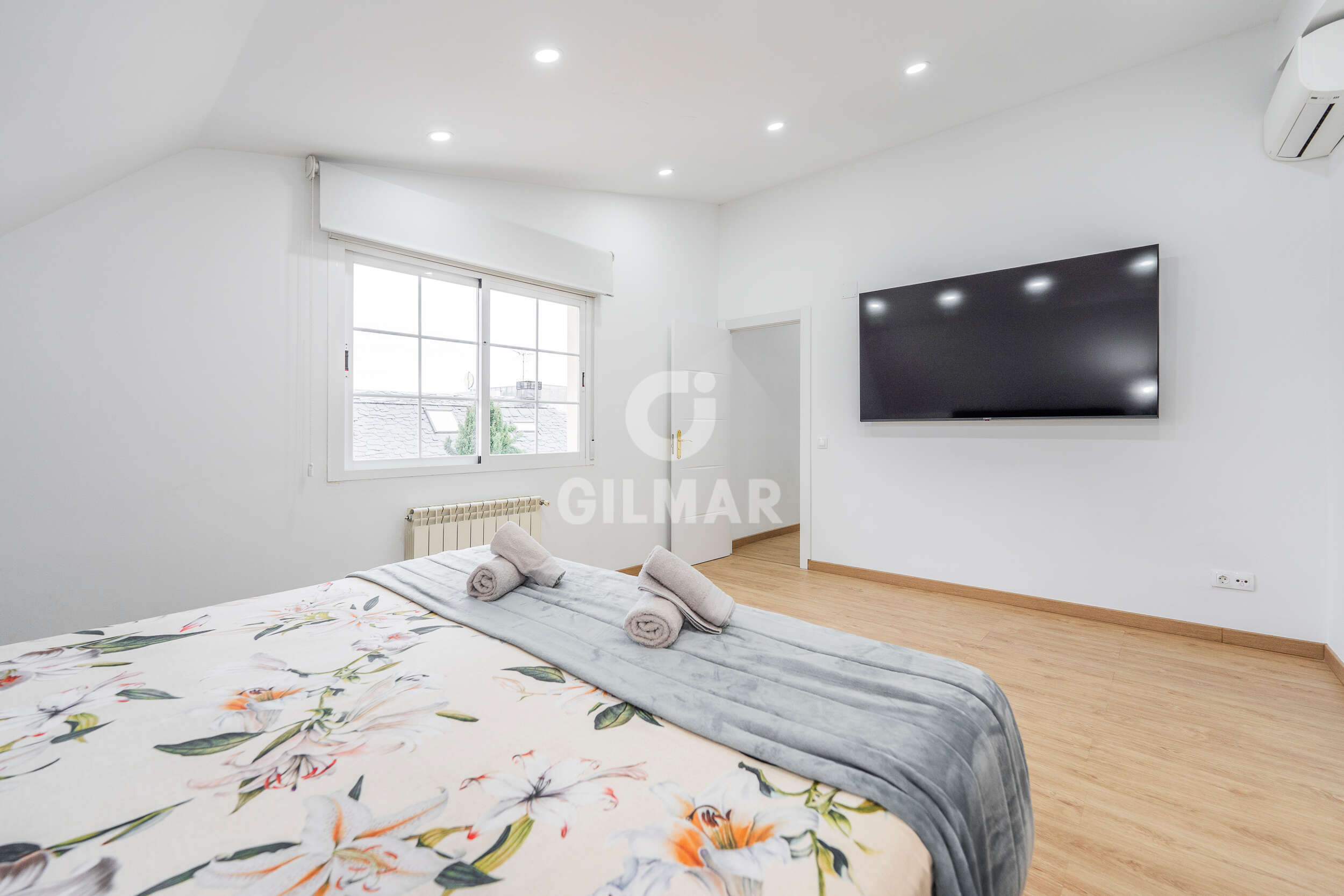 Photo of Semi-detached house