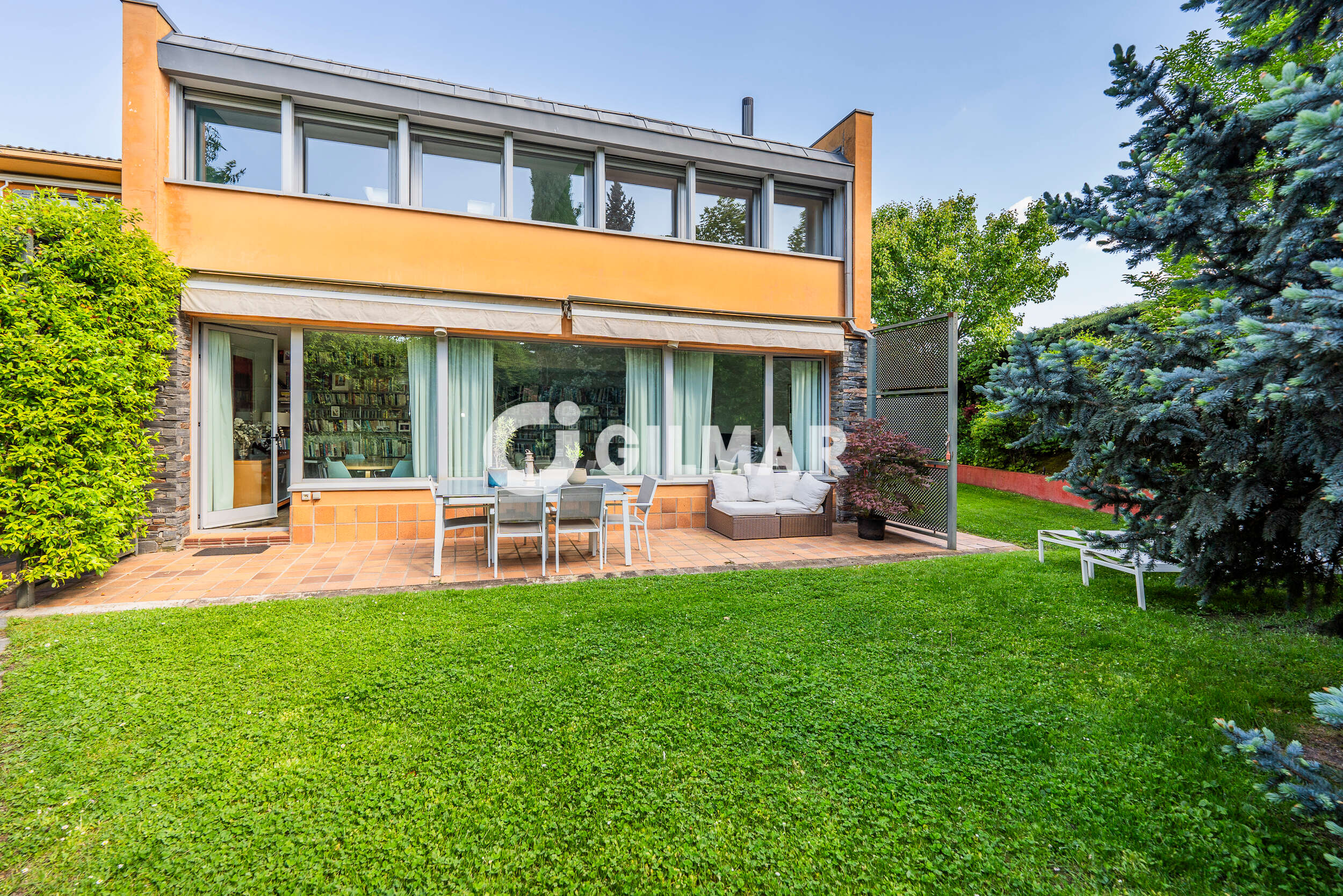 Photo of Semi-detached house
