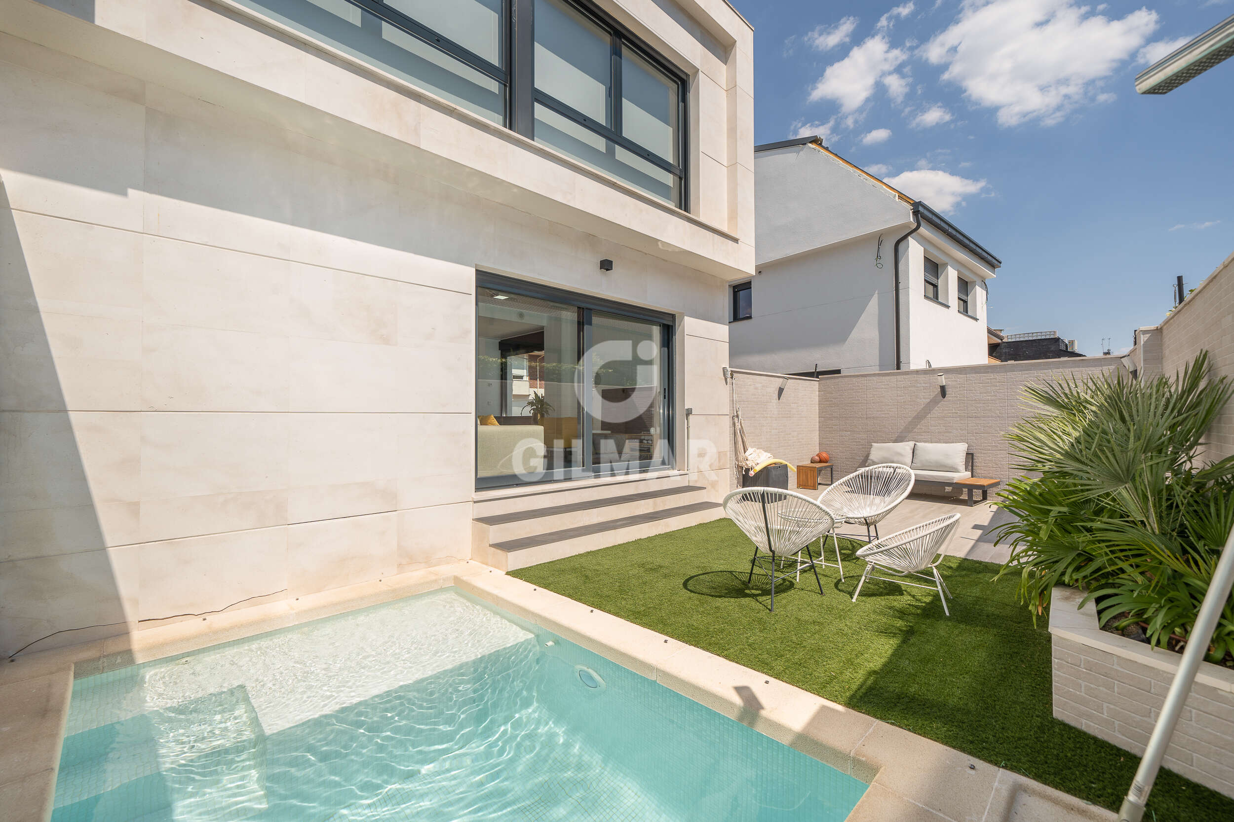 Photo of Semi-detached house