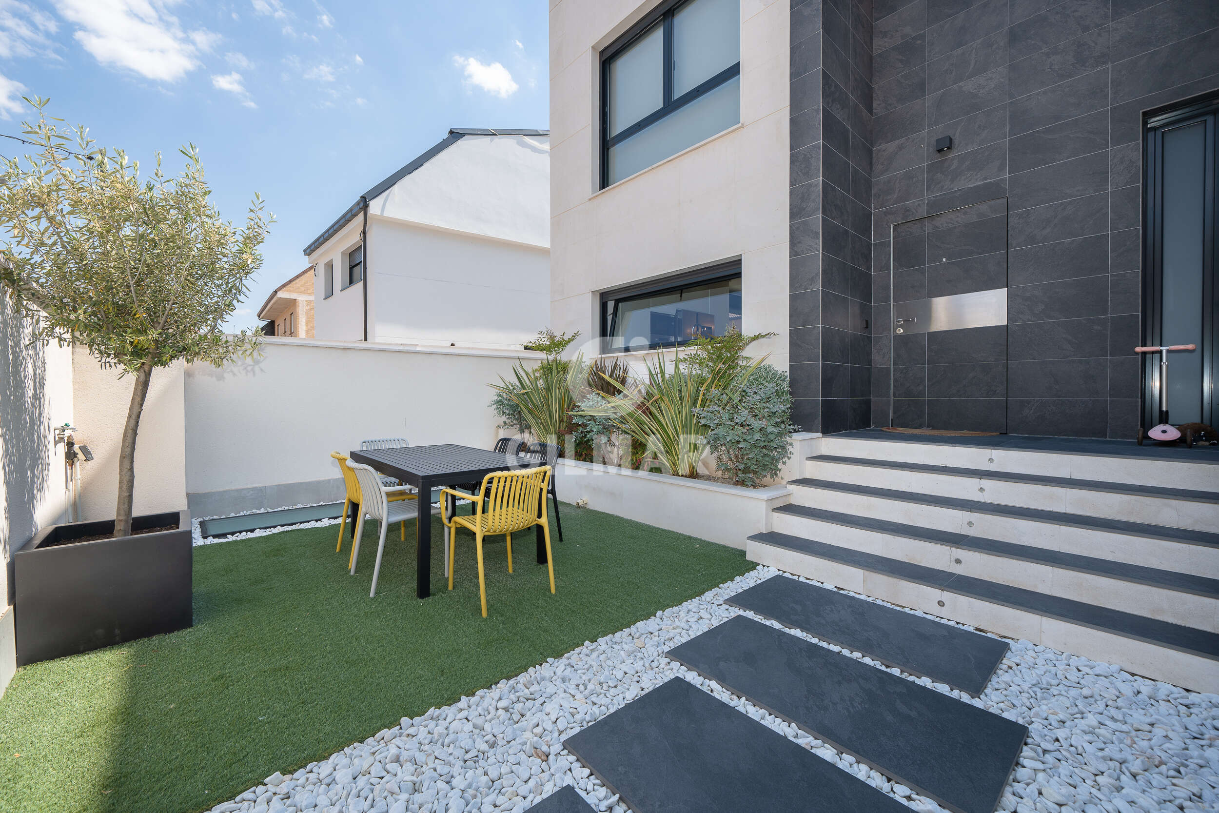 Photo of Semi-detached house