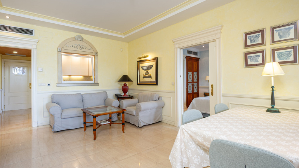 Spectacular Apartment in the Golden Mile with Sea Views image 2
