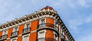 Fachada de edificio residencial con balcones en Madrid
