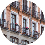 Fachada de edificio residencial en Madrid con balcones clásicos