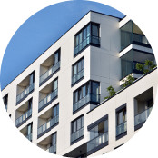 Fachada de edificio residencial moderno con balcones
