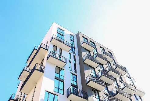 Edificio urbano de apartamentos con balcones visto desde la calle